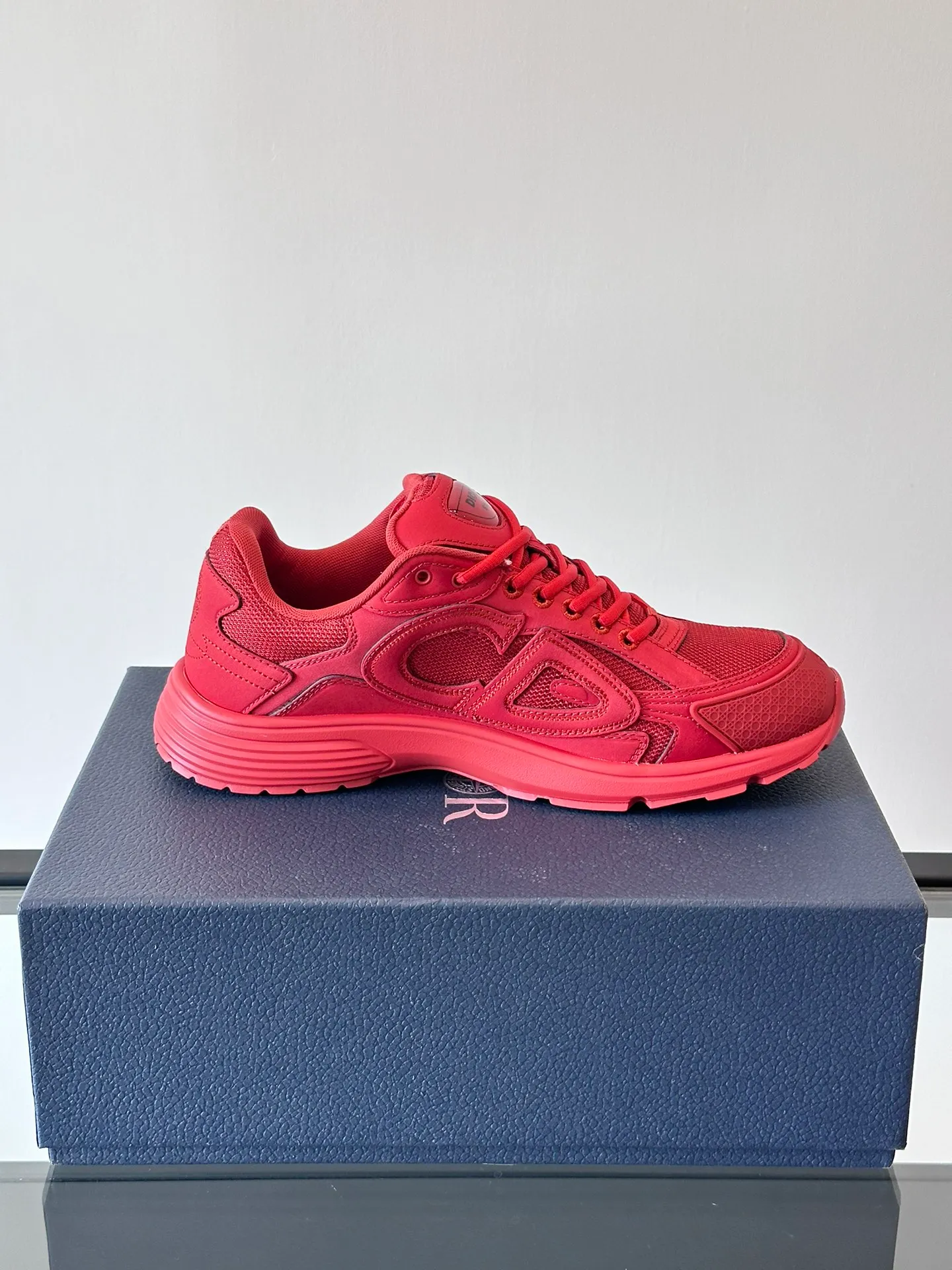 p400《Dio*》Dior B30 series sports shoes, multi-color mesh fabric and multi-color technical fabrics, this season's new B30 low-top sports shoes are one of the flagship styles of the series. Crafted from multicolor mesh and technical fabrics, it's finished with a reflective "CD30" graphic and silver-toned "DIOR B30" and "CD30" logos on the heel and tongue. An extra-light, sculpted rubber sole with signature accents adds style, while internal stretch details create ideal comfort. It can be matched with various casual styles to show a fashionable and modern sports style. Size: 38-44 (45-46 customized)
